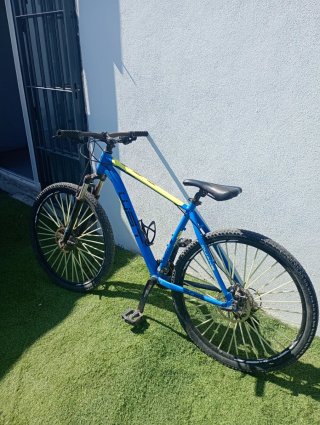 Bicicleta de Montaña Azul y Amarilla
