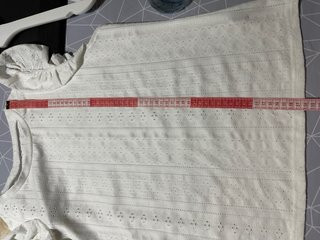 Camiseta blanca con volantes