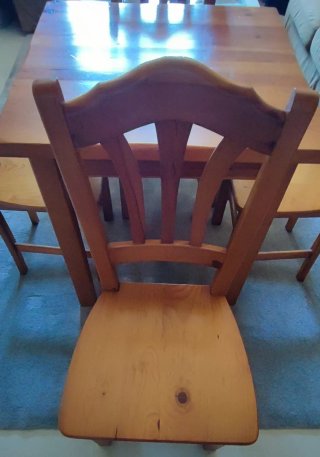 Mesa de comedor con 4 sillas de madera