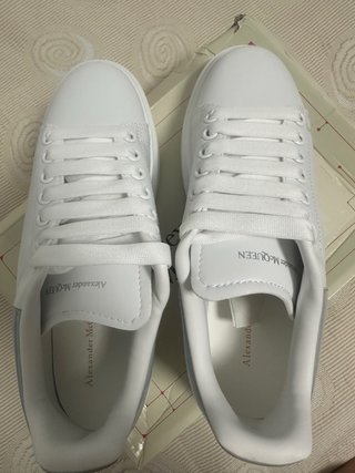 Sneakers Alexander McQueen bianche e grigie