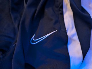 Pantalón chándal Nike Dri-FIT negro y blanco