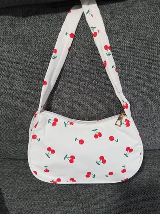 Cartera blanca con estampado de cerezas