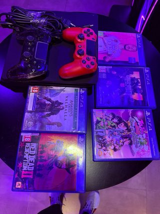 PS4 con 2 mandos y 4 juegos