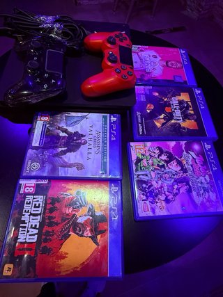 PS4 con 2 mandos y 4 juegos