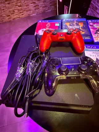 PS4 con 2 mandos y 4 juegos