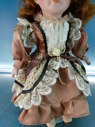 Brooke. Bambola di porcellana 30 cm. Stile vittoriano.