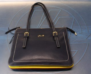 Bolso de piel azul petróleo, amarillo, naranja y blanco Cats. Tipo satchel.