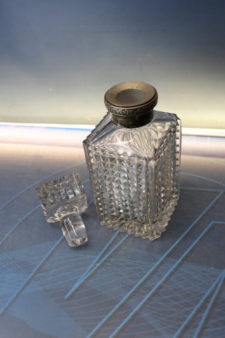 Antica bottiglia per liquori, decanter in vetro intagliato e argento scolpito.