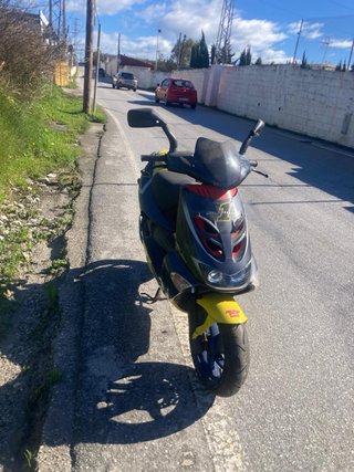 Aprilia SR 50 refrigerada por agua