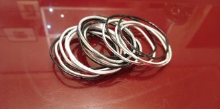 Pulseras pakistaníes blancas y negras