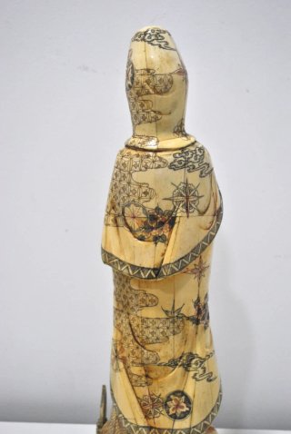 Antigua figura oriental Guanyin de hueso
