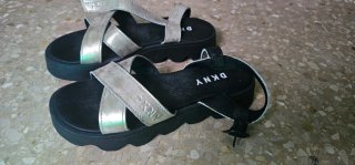 Sandalias DKNY negras y plateadas
