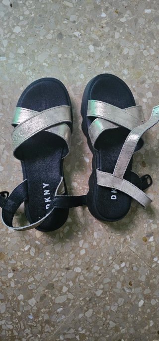 Sandalias DKNY negras y plateadas