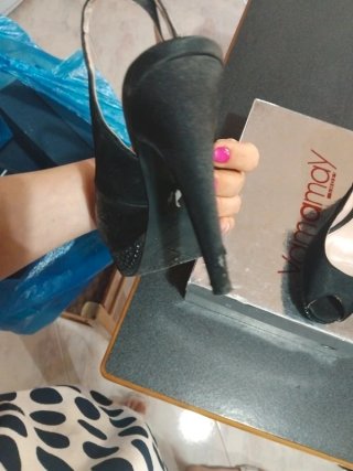 Tacchi neri peep toe con plateau