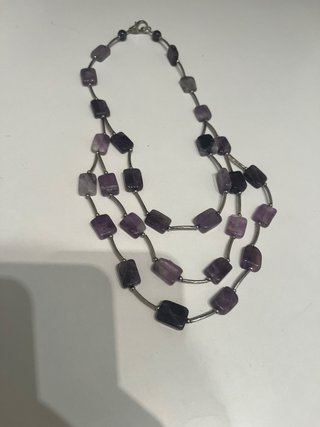 Elegante collar de tres hilos con piedras moradas