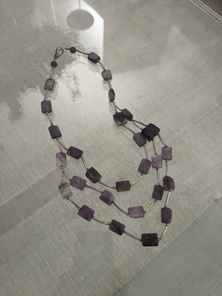 Elegante collar de tres hilos con piedras moradas