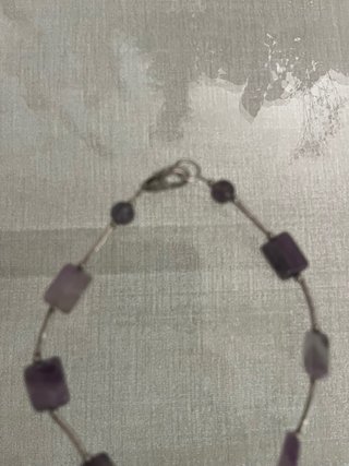 Elegante collar de tres hilos con piedras moradas