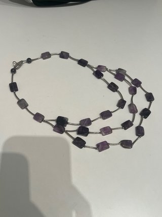 Elegante collar de tres hilos con piedras moradas