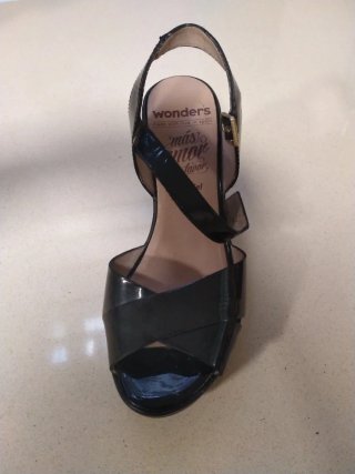 Sandalias Wonders charol negro