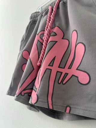 Syna World Shorts Grises con Logo Rosa