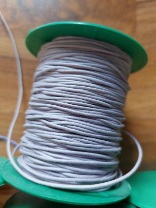 Cuerda fina gris ,amarilla ,lila