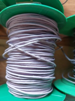 Cuerda fina gris ,amarilla ,lila