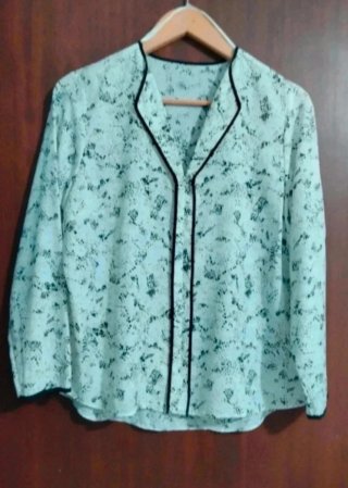 Blusa blanca y negra con broches