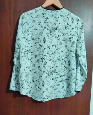 Blusa blanca y negra con broches