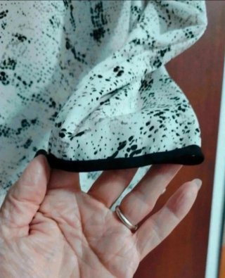 Blusa blanca y negra con broches