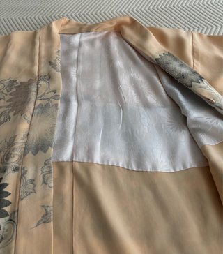 Kimono in seta beige con fiori grigi