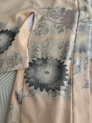 Kimono in seta beige con fiori grigi