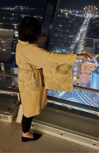 Kimono in seta beige con fiori grigi