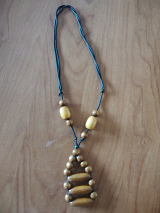Collar de cuentas de madera