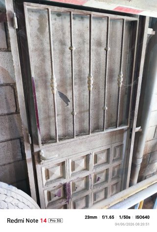 Puerta de hierro con rejas