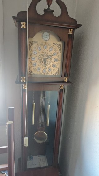 Reloj de pie clásico de madera