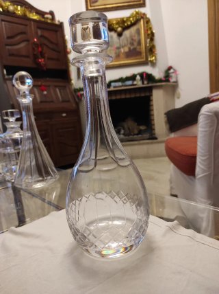 Antica bottiglia per liquori in vetro con tappo massiccio