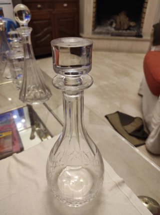 Antica bottiglia per liquori in vetro con tappo massiccio