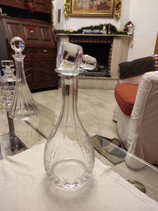Antica bottiglia per liquori in vetro con tappo massiccio