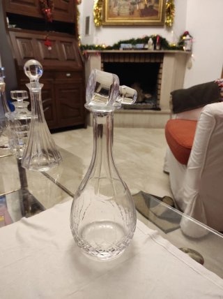 Antica bottiglia per liquori in vetro con tappo massiccio