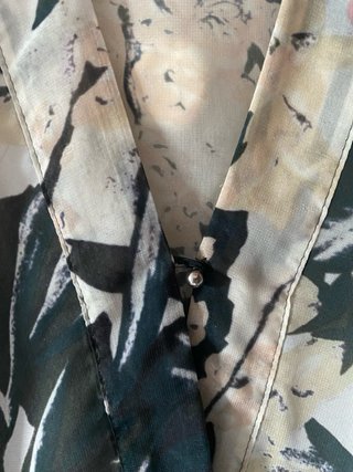 Blusa fluida cruzada / Top floral sin mangas