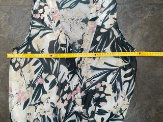 Blusa fluida cruzada / Top floral sin mangas