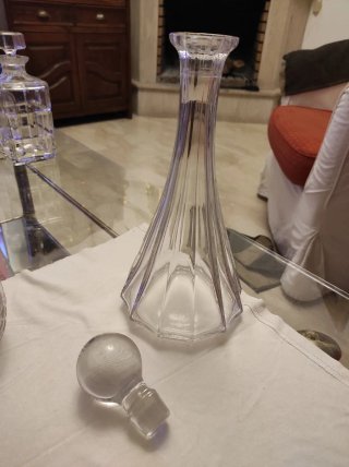Antica bottiglia per liquori in cristallo con tappo massiccio