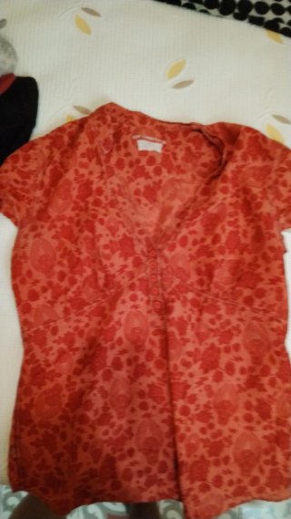 Blusa naranja y roja con estampado floral