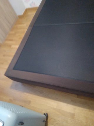 Cama tapizada rosa y negra