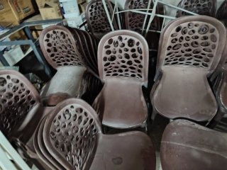 Sillas de plástico apilables (beige/marrón)