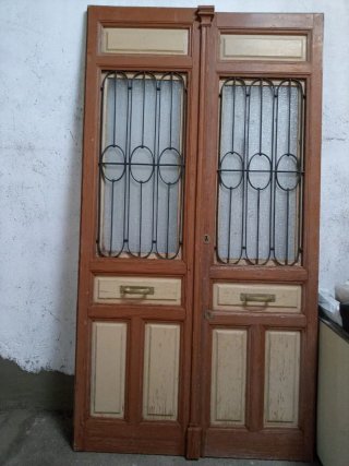 Puertas de madera con rejas y tiradores