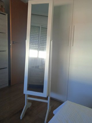 Armario joyero de madera y cristal