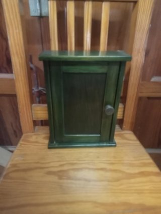 Ropero antiguo de madera verde