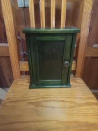 Ropero antiguo de madera verde