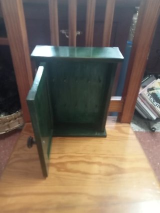 Ropero antiguo de madera verde